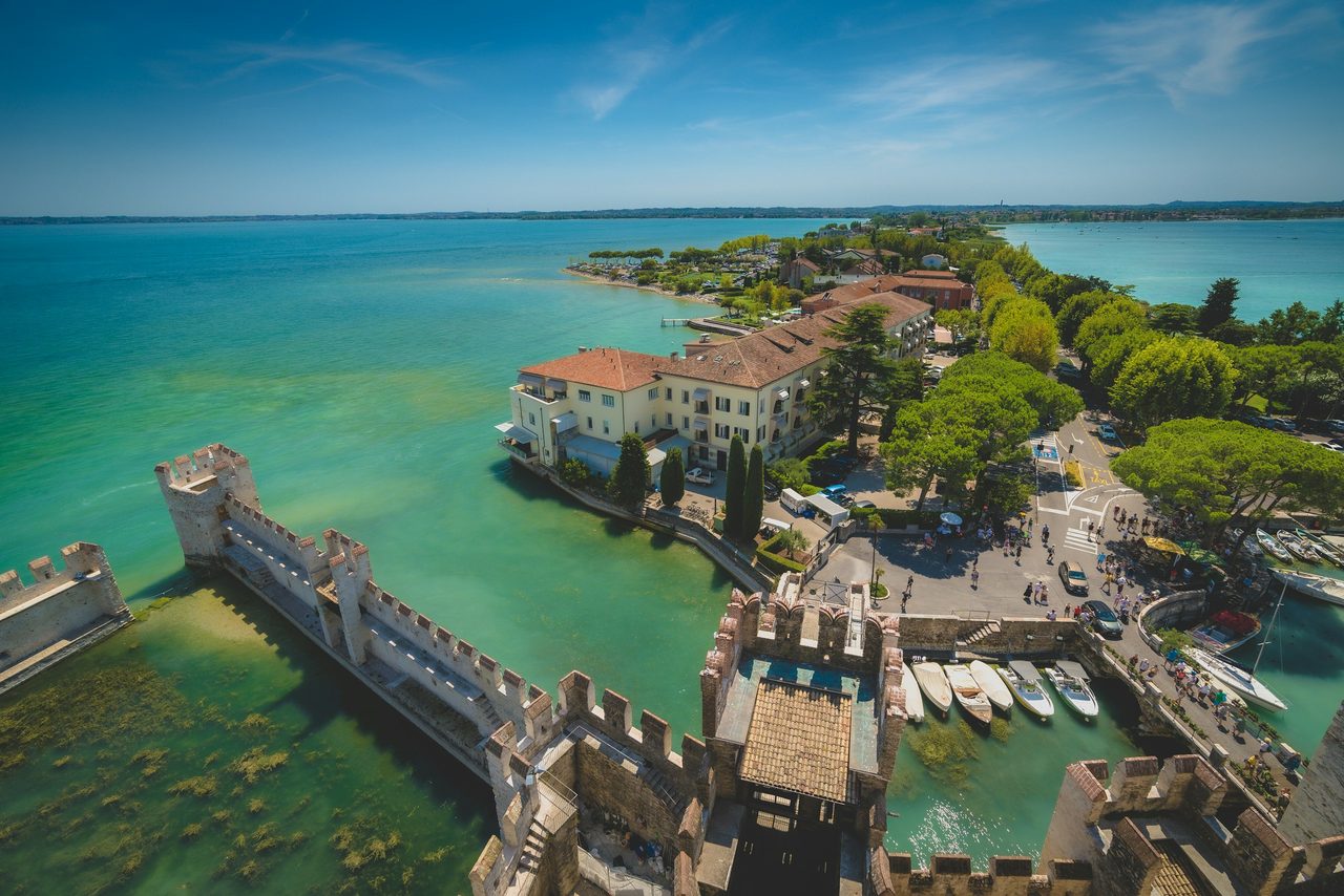 Die Scaligerburg von Sirmione am Gardasee aus der Luft