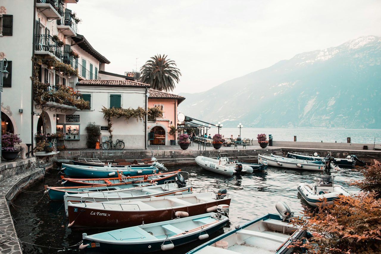 Kleiner Hafen mit Booten am Gardasee