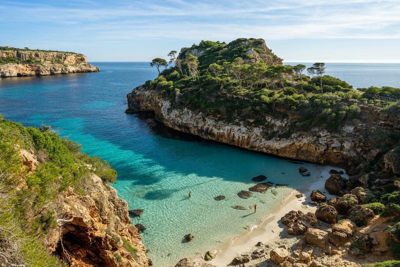 Badebucht mit türkisfarbenem Wasser auf Mallorca