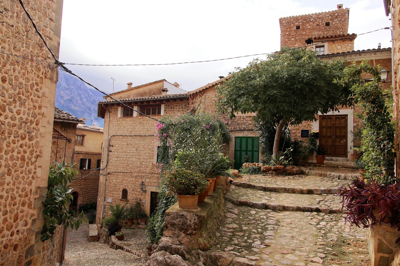 Steinhäuser und Treppen in einem Dorf auf Mallorca